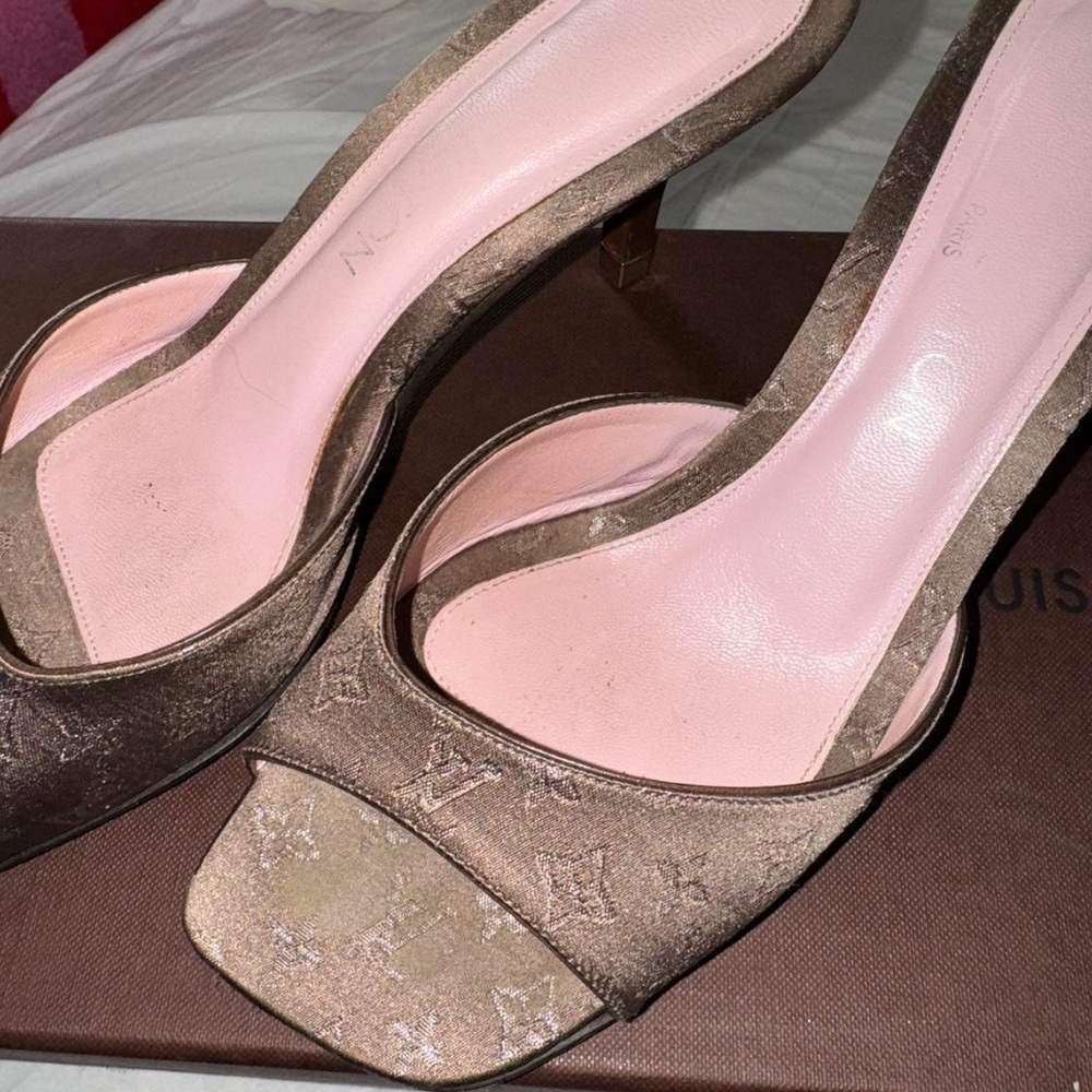 Vintage Louis Vuitton heels, Size EU 7.5 perfect for a U.S. 7!